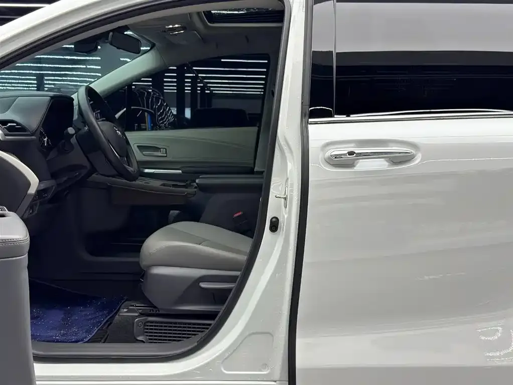 Toyota Granvia — фото 10