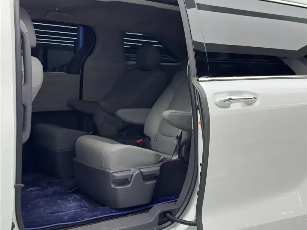 Toyota Granvia — фото 4