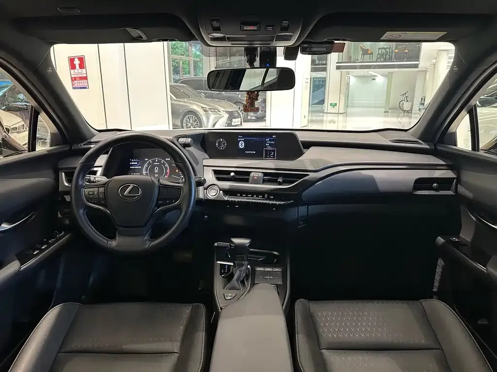 Lexus UX — фото 3