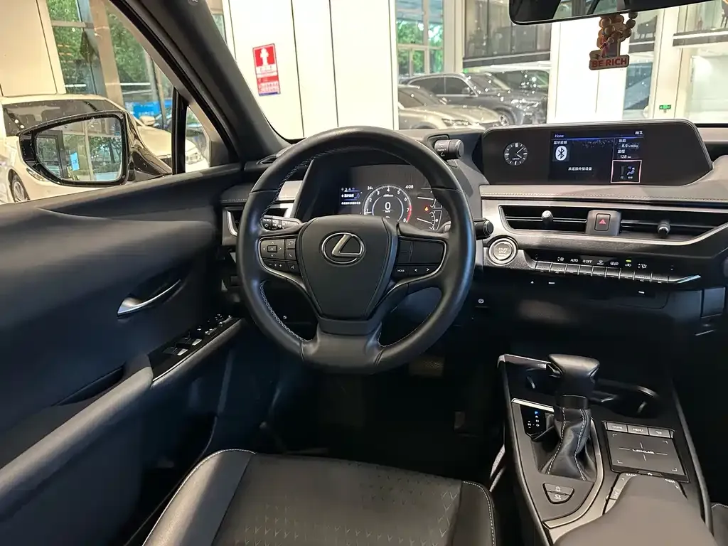 Lexus UX — фото 10