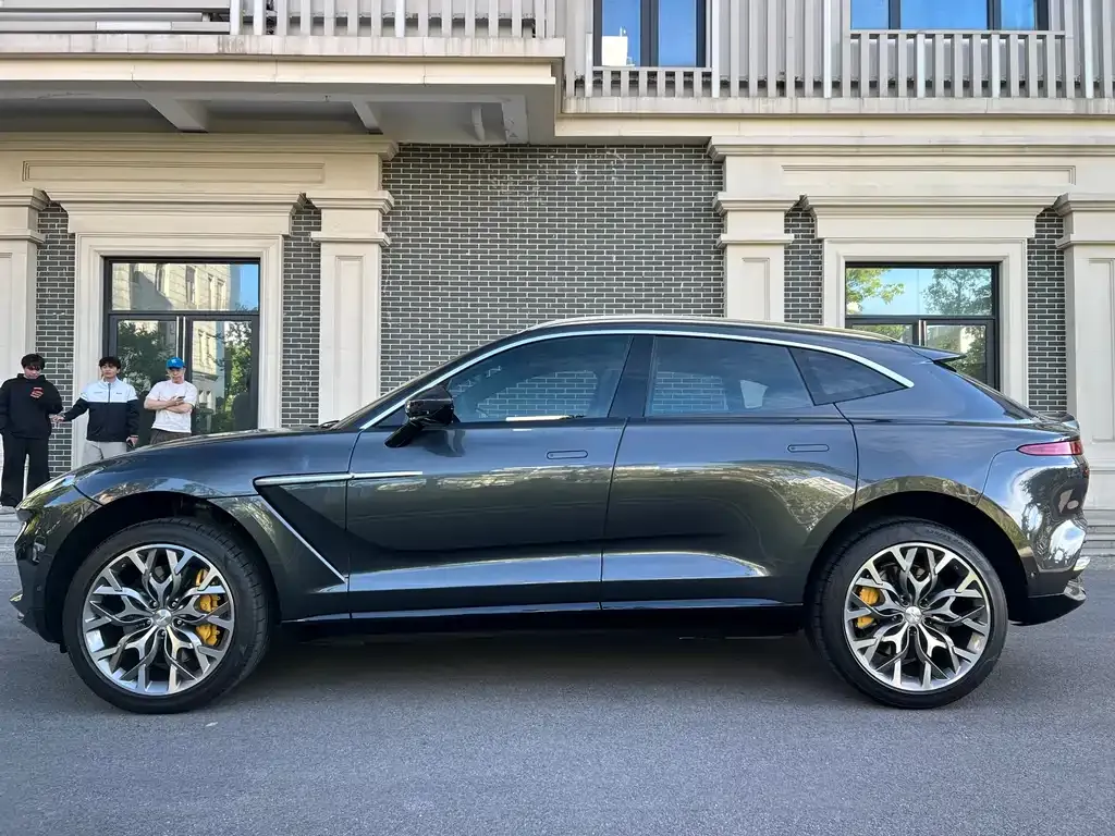 Aston Martin DBX — фото 2