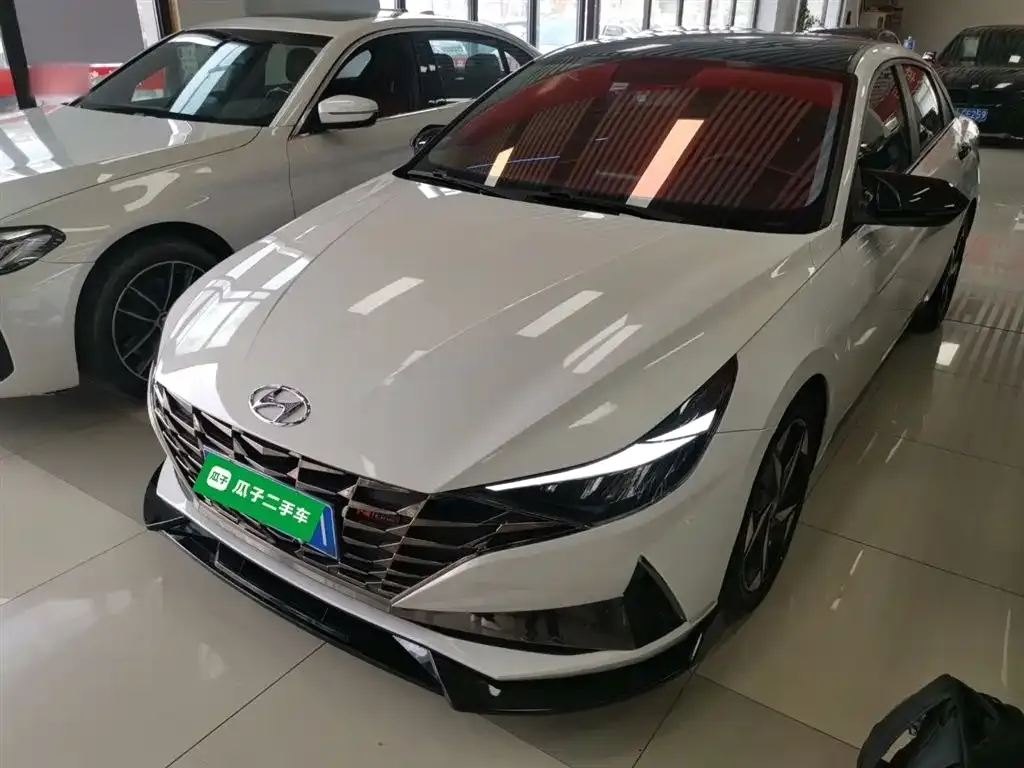 Hyundai Elantra — фото 1