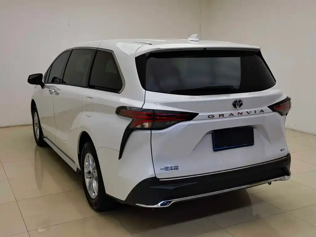 Toyota Granvia — фото 3