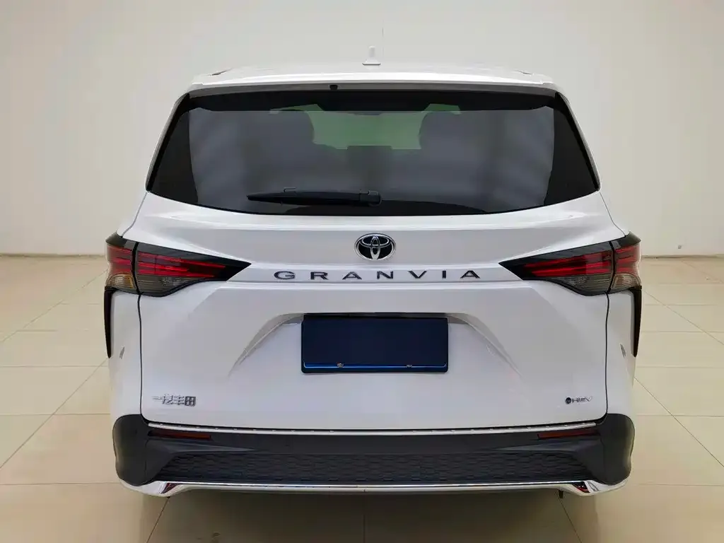 Toyota Granvia — фото 4