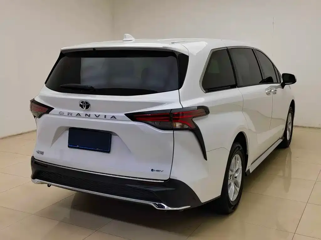 Toyota Granvia — фото 6