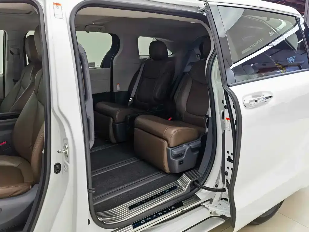 Toyota Granvia — фото 9