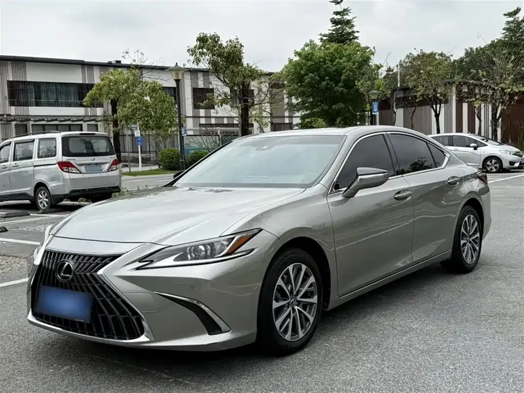 Lexus ES — фото 1