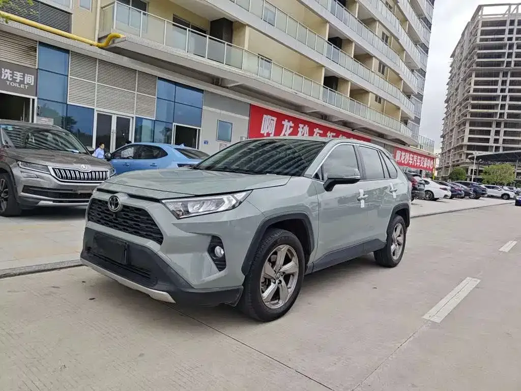Toyota RAV4 — фото 1
