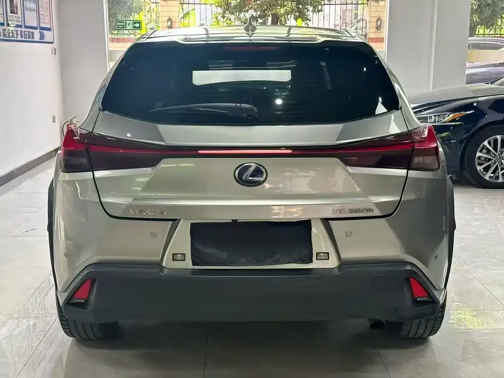 Lexus UX — фото 3