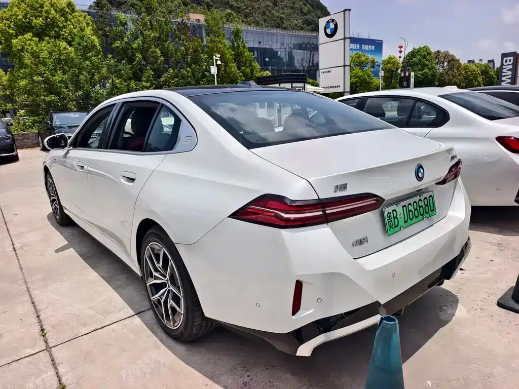 BMW i5 — фото 2