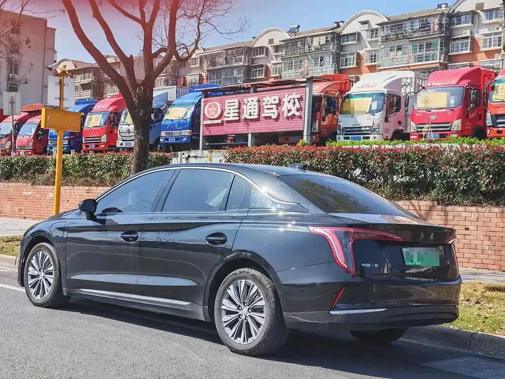 Hongqi E-QM5 — фото 6