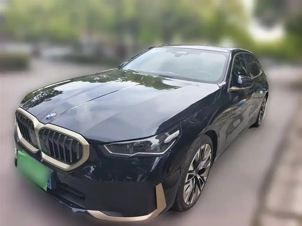 BMW 5 Series — фото 1