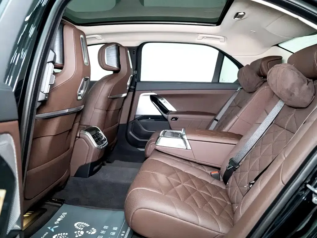 BMW 7 Series — фото 10
