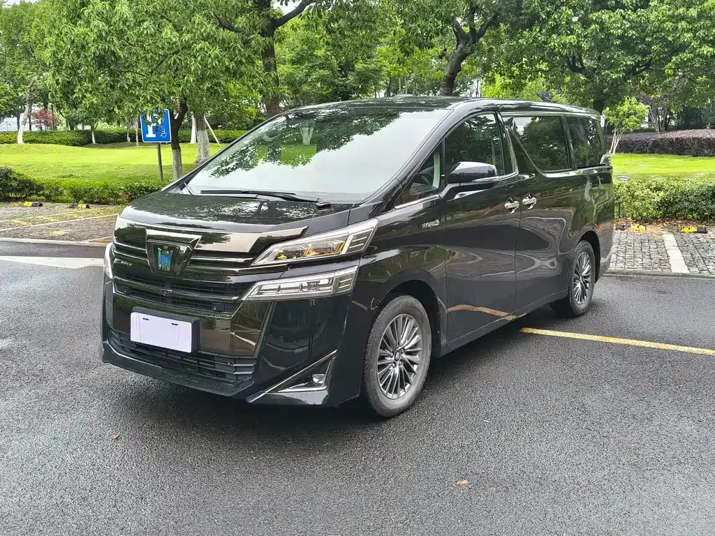 Toyota Vellfire — фото 1