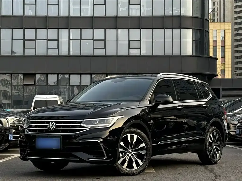 Volkswagen Tiguan L — фото 1