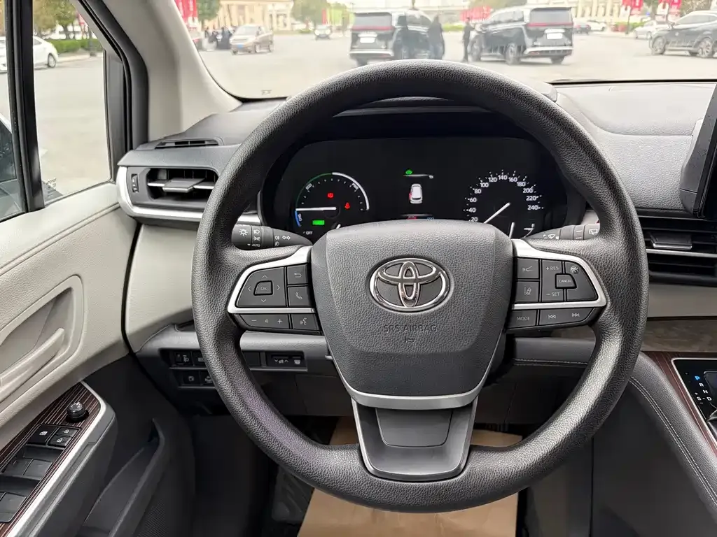 Toyota Granvia — фото 10