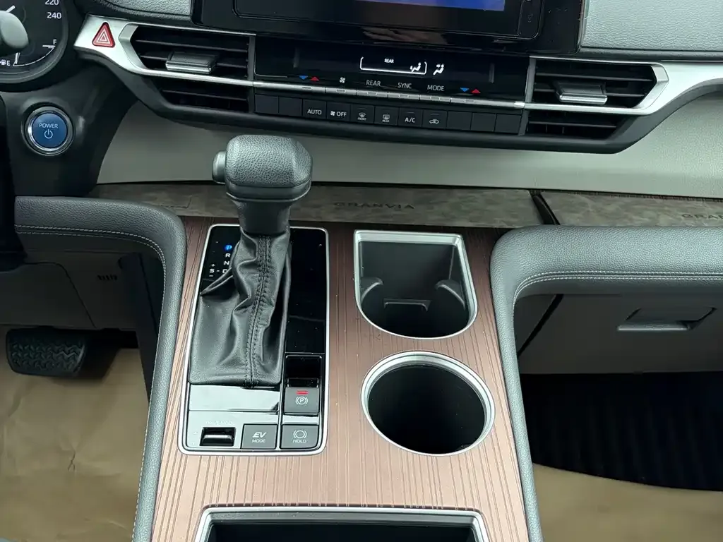 Toyota Granvia — фото 3