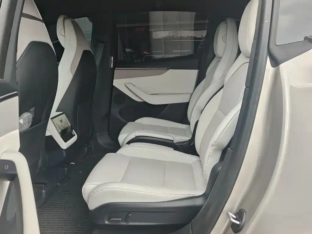 Tesla Model Y L — фото 10