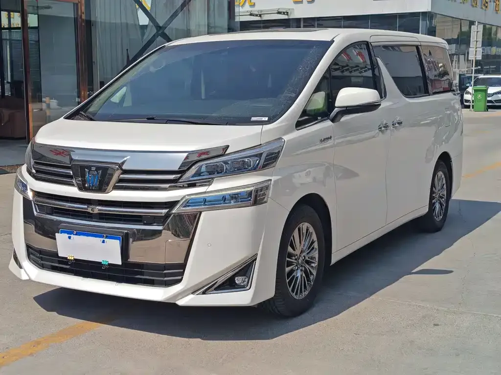 Toyota Alphard — фото 1