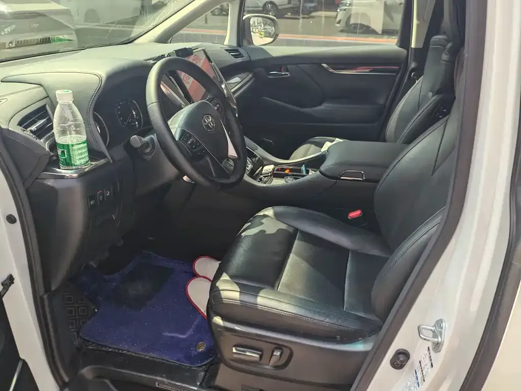 Toyota Alphard — фото 10