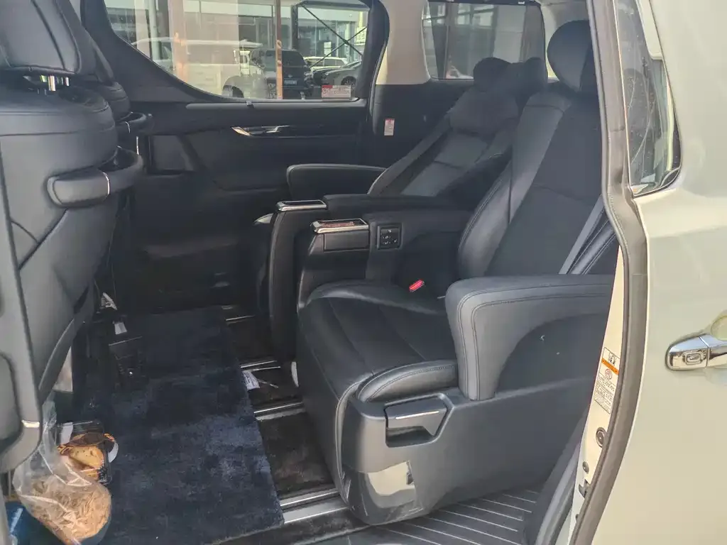 Toyota Alphard — фото 5