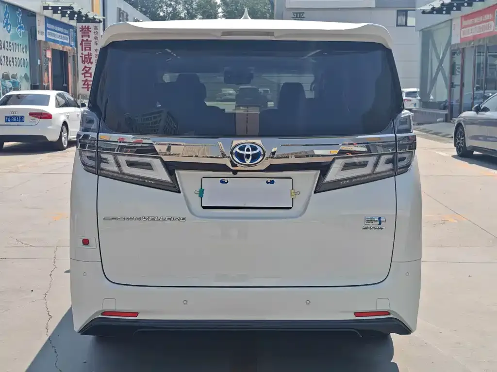 Toyota Alphard — фото 2