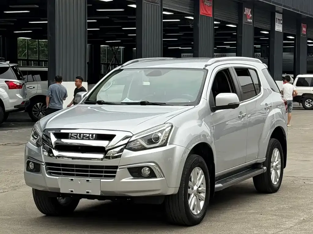Isuzu MU-X — фото 1