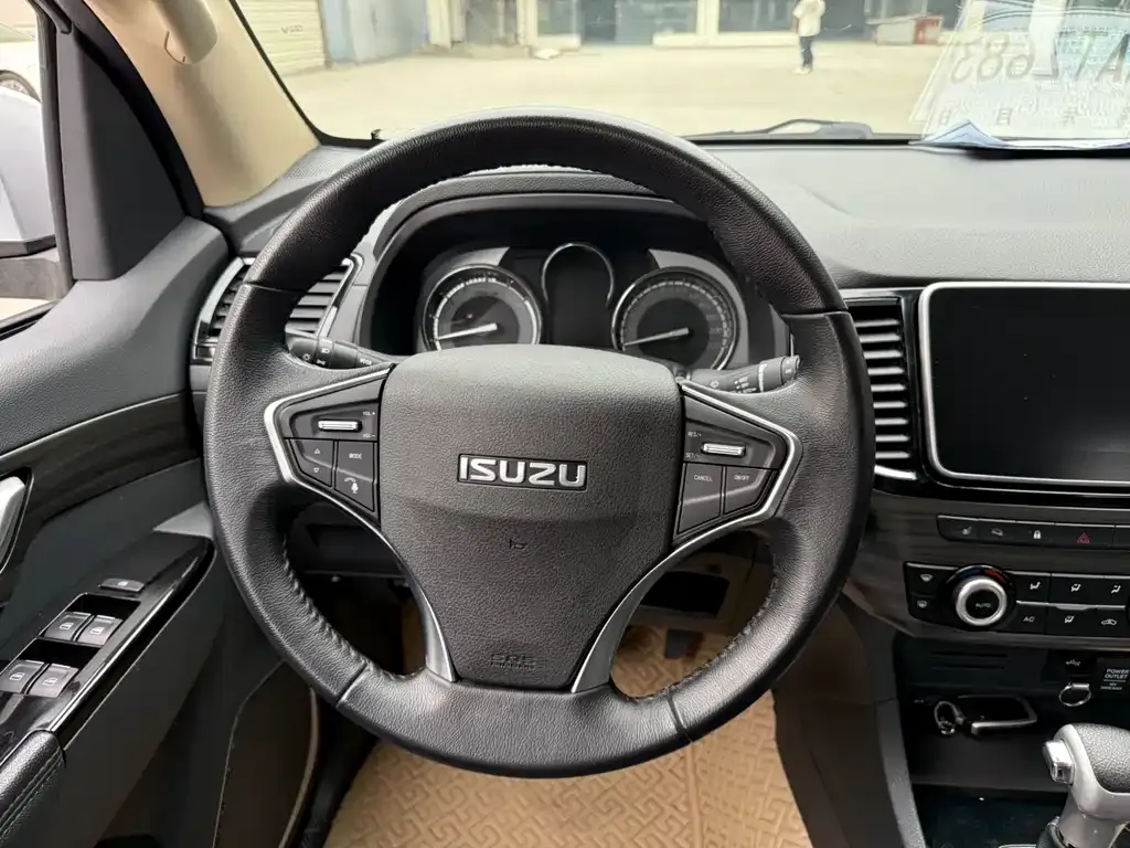 Isuzu MU-X — фото 3