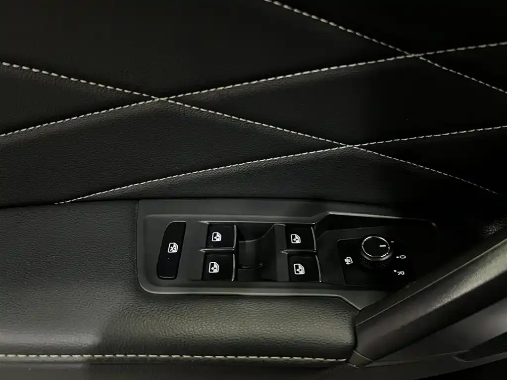 Volkswagen Tiguan L — фото 3