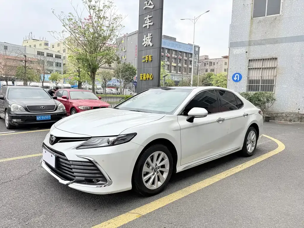 Toyota Camry — фото 1