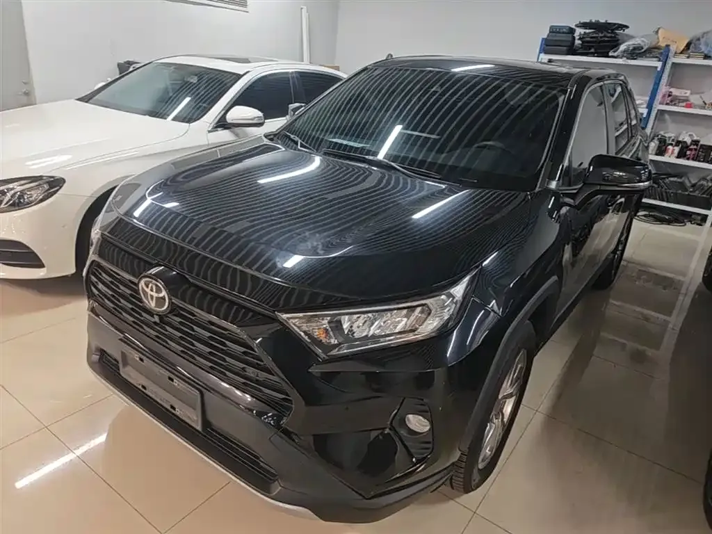 Toyota RAV4 — фото 1