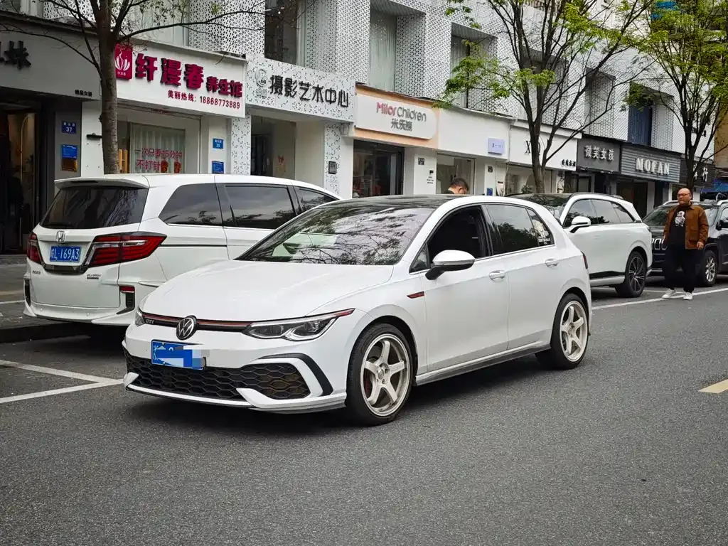 Volkswagen Golf GTI — фото 1