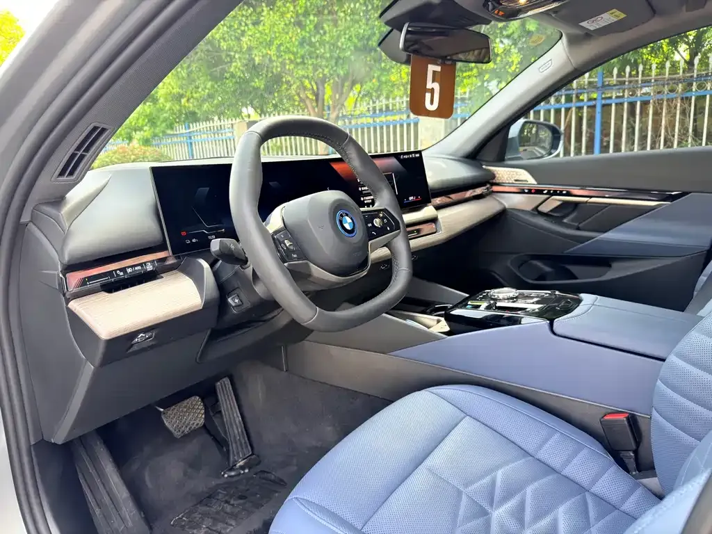 BMW i5 — фото 7