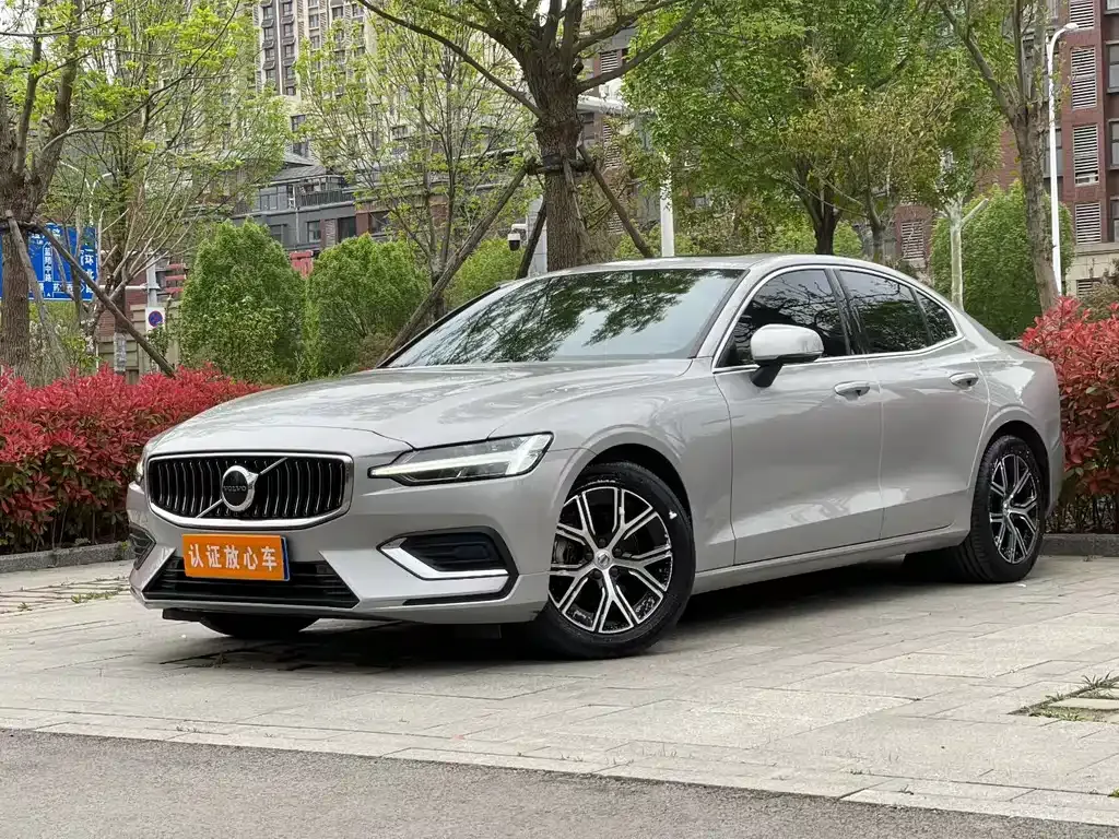 Volvo S60 — фото 1