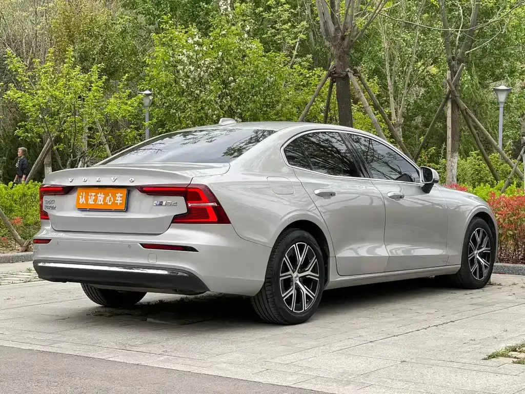 Volvo S60 — фото 9