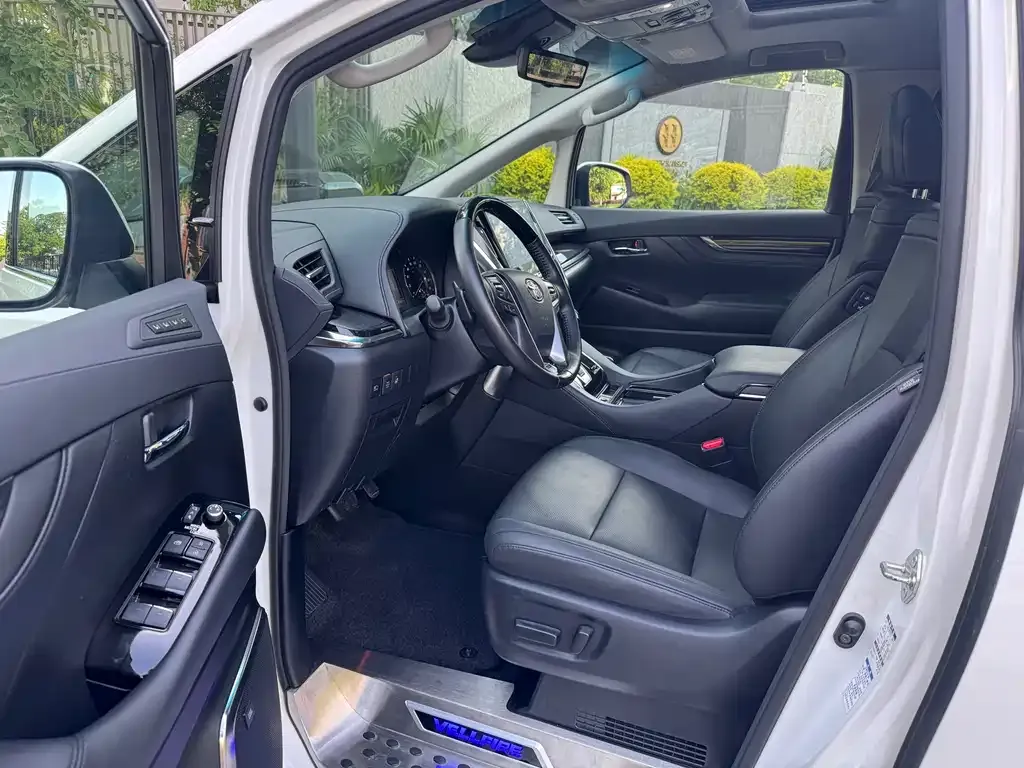 Toyota Vellfire — фото 2