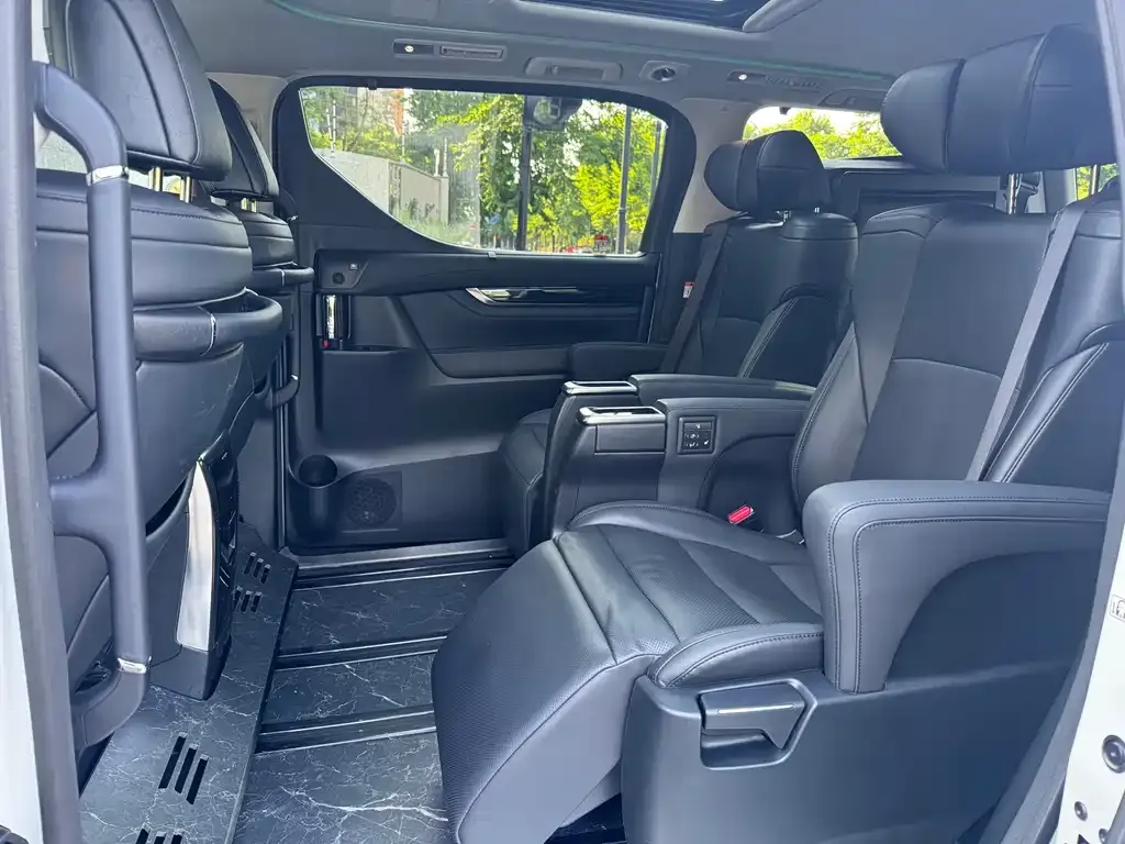 Toyota Vellfire — фото 9