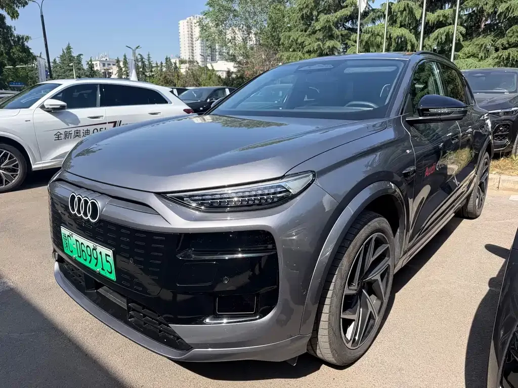 Audi Q6L e-tron — фото 1