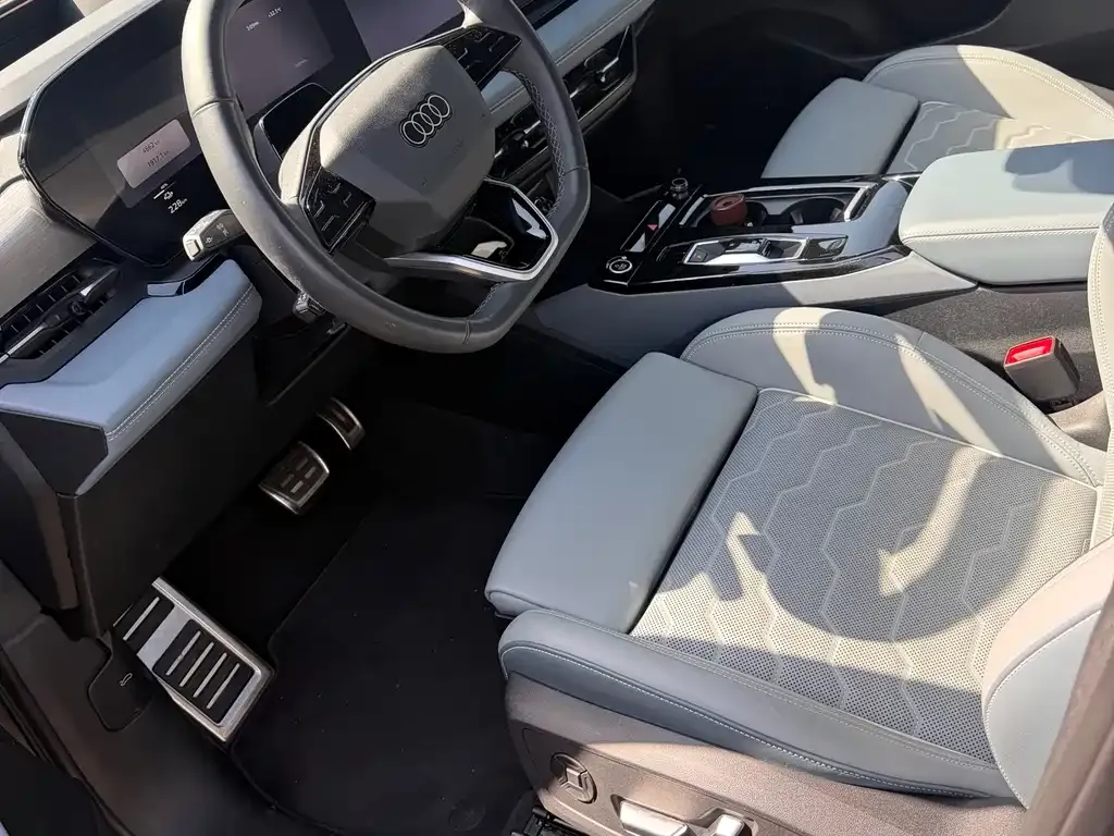Audi Q6L e-tron — фото 2