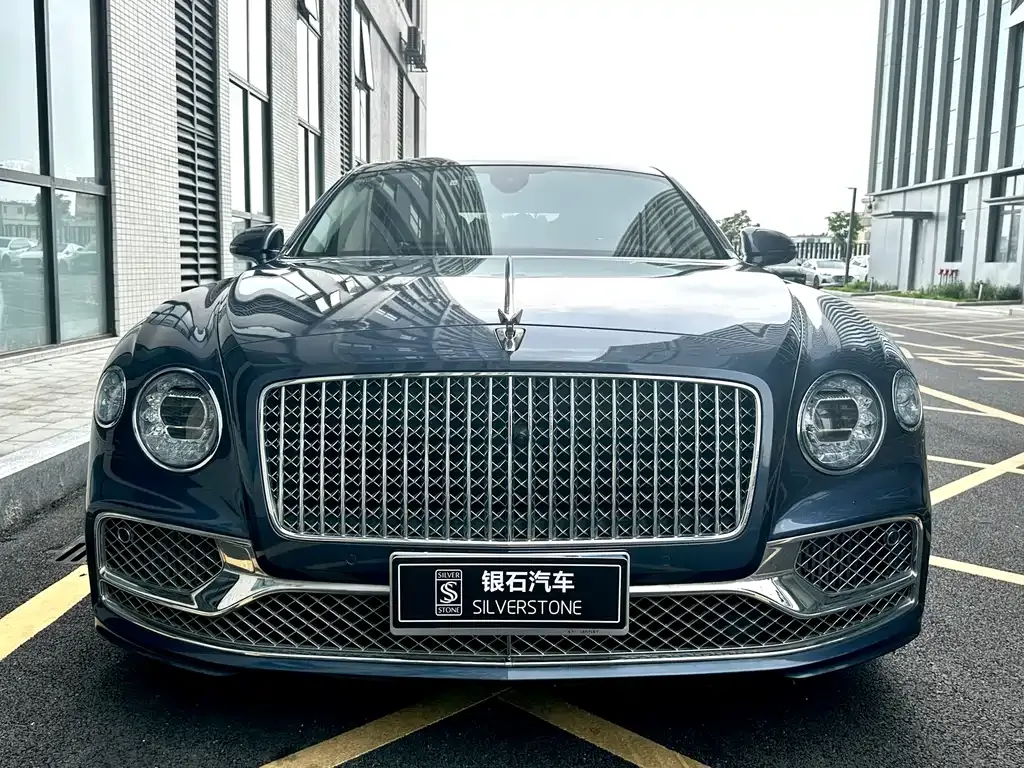 Bentley Flying Spur — фото 1