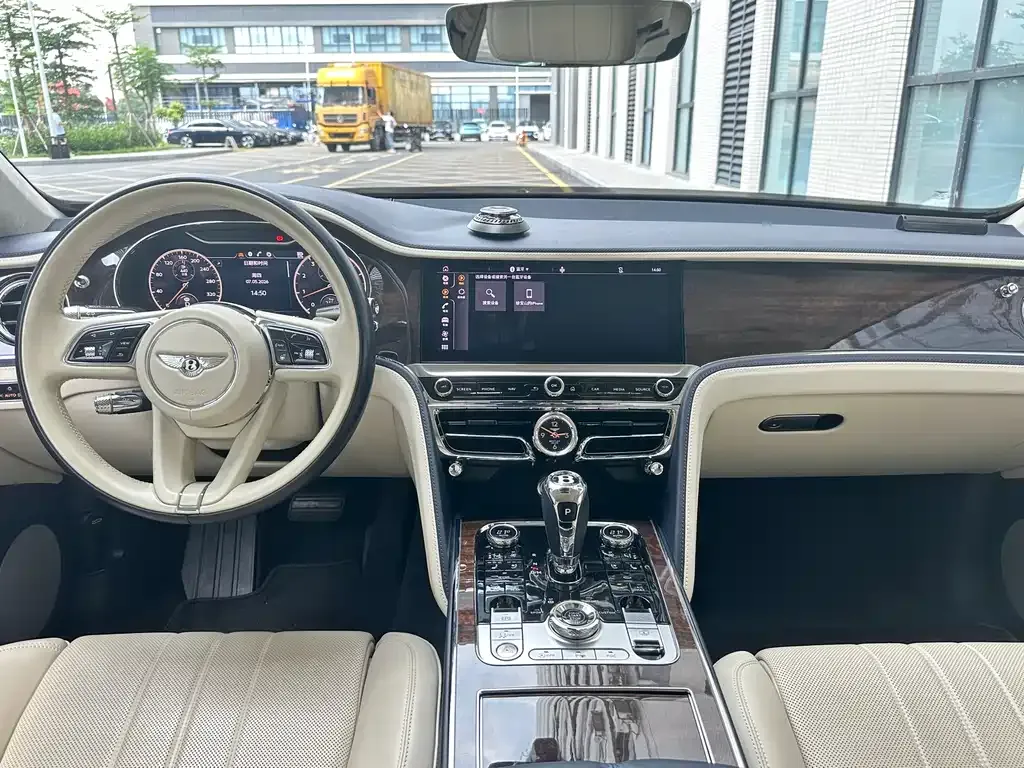 Bentley Flying Spur — фото 9