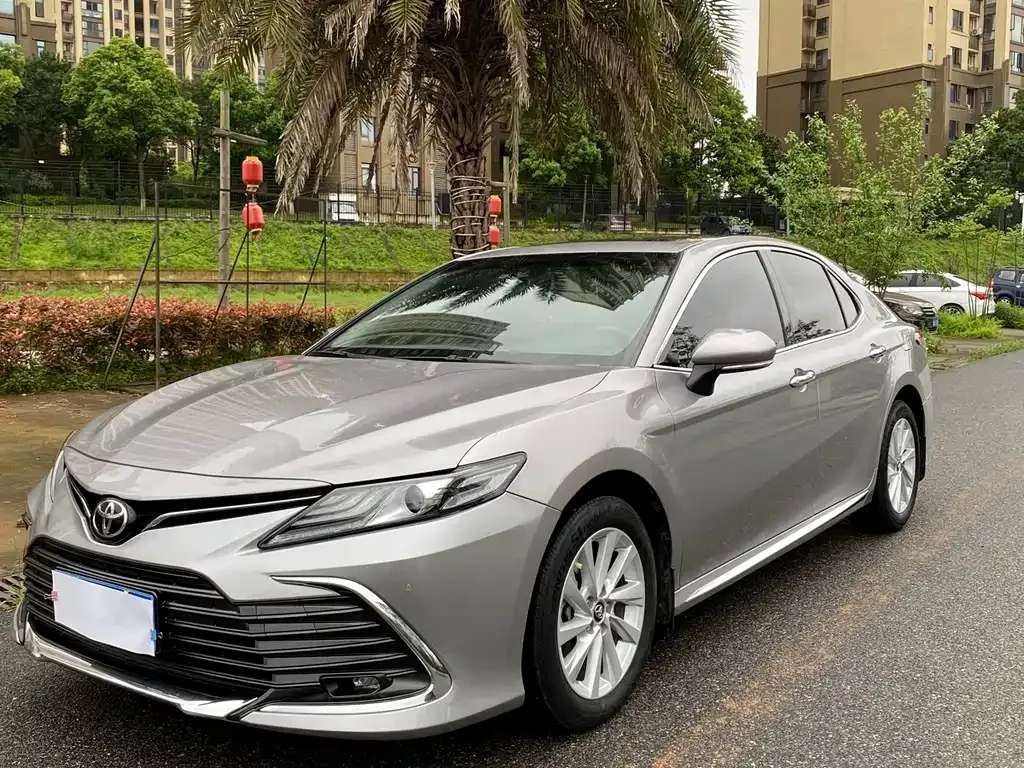 Toyota Camry — фото 1