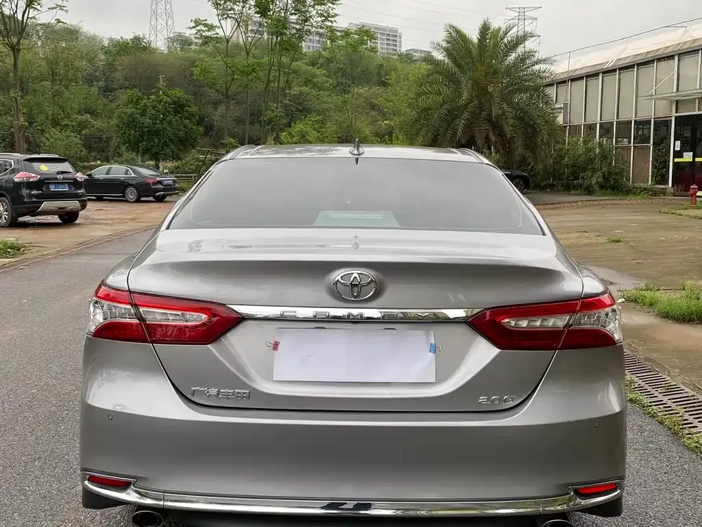 Toyota Camry — фото 2