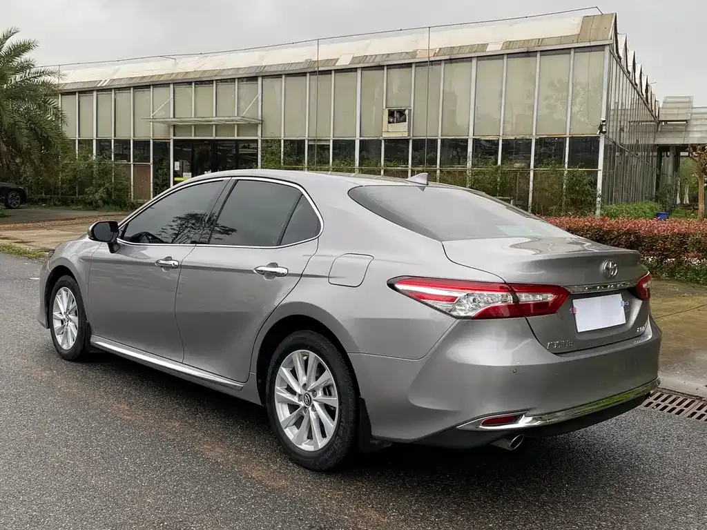 Toyota Camry — фото 5