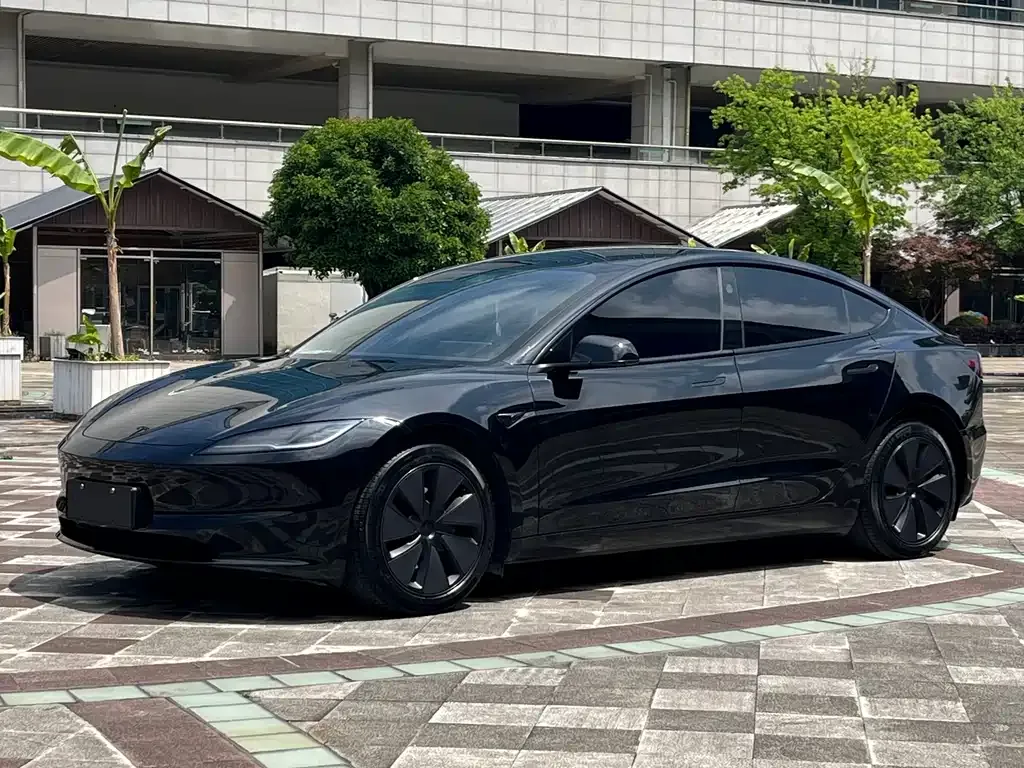 Tesla Model 3 — фото 1