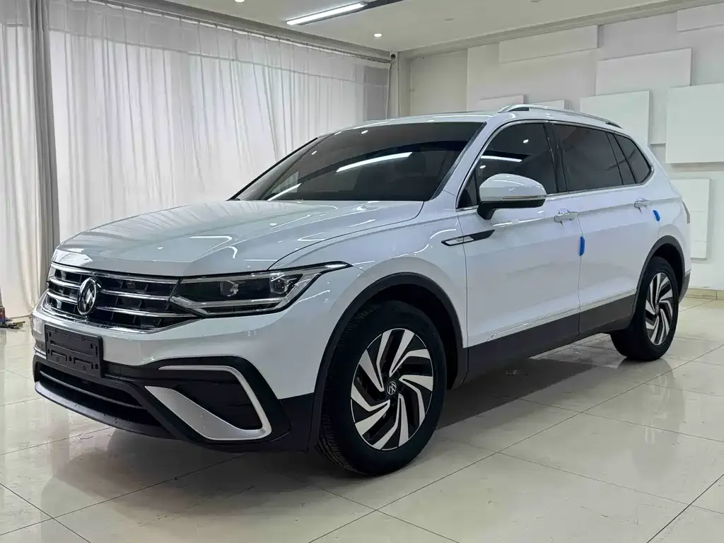 Volkswagen Tiguan L — фото 1