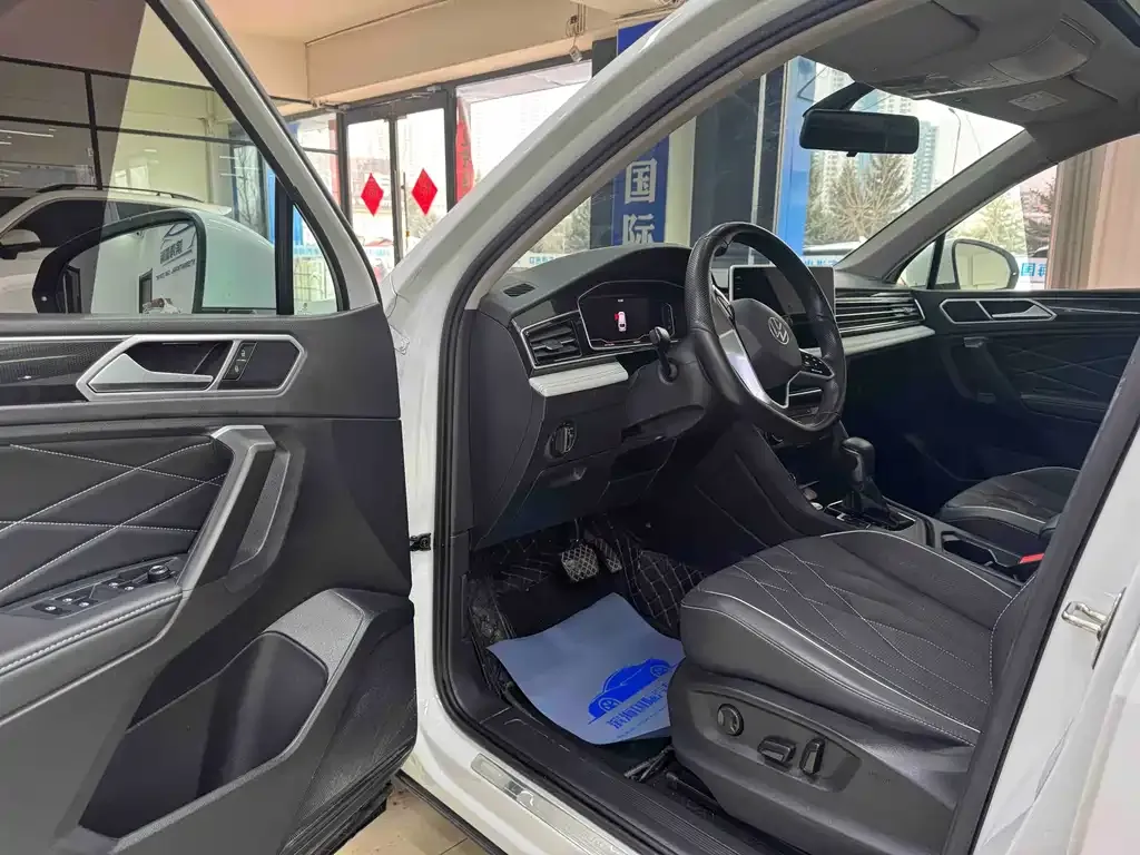Volkswagen Tiguan L — фото 10