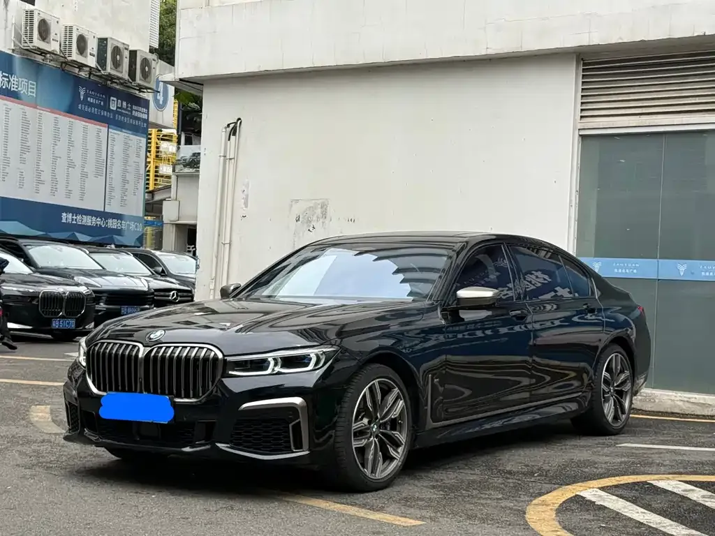BMW 7 Series — фото 1
