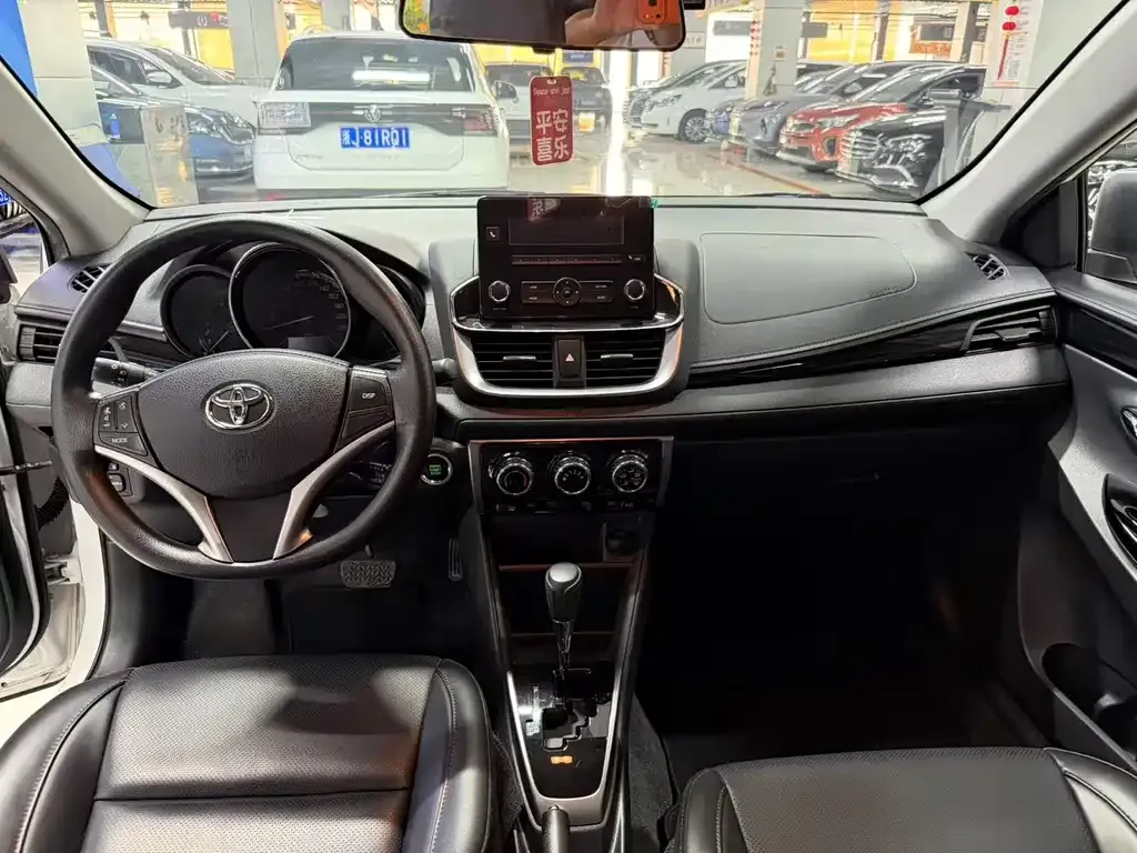 Toyota Yaris L — фото 7