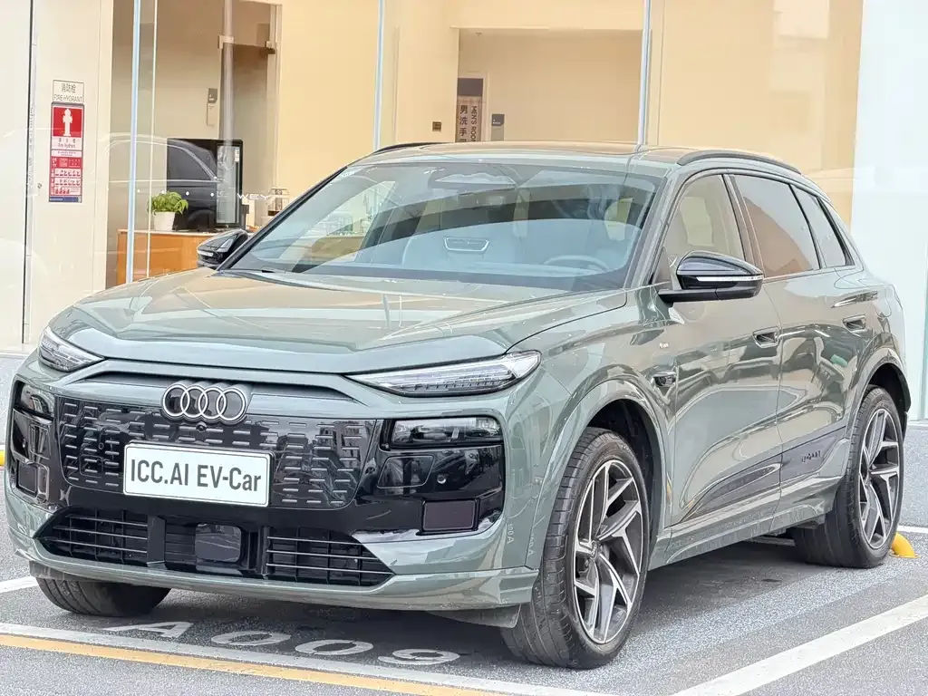 Audi Q6L e-tron — фото 1